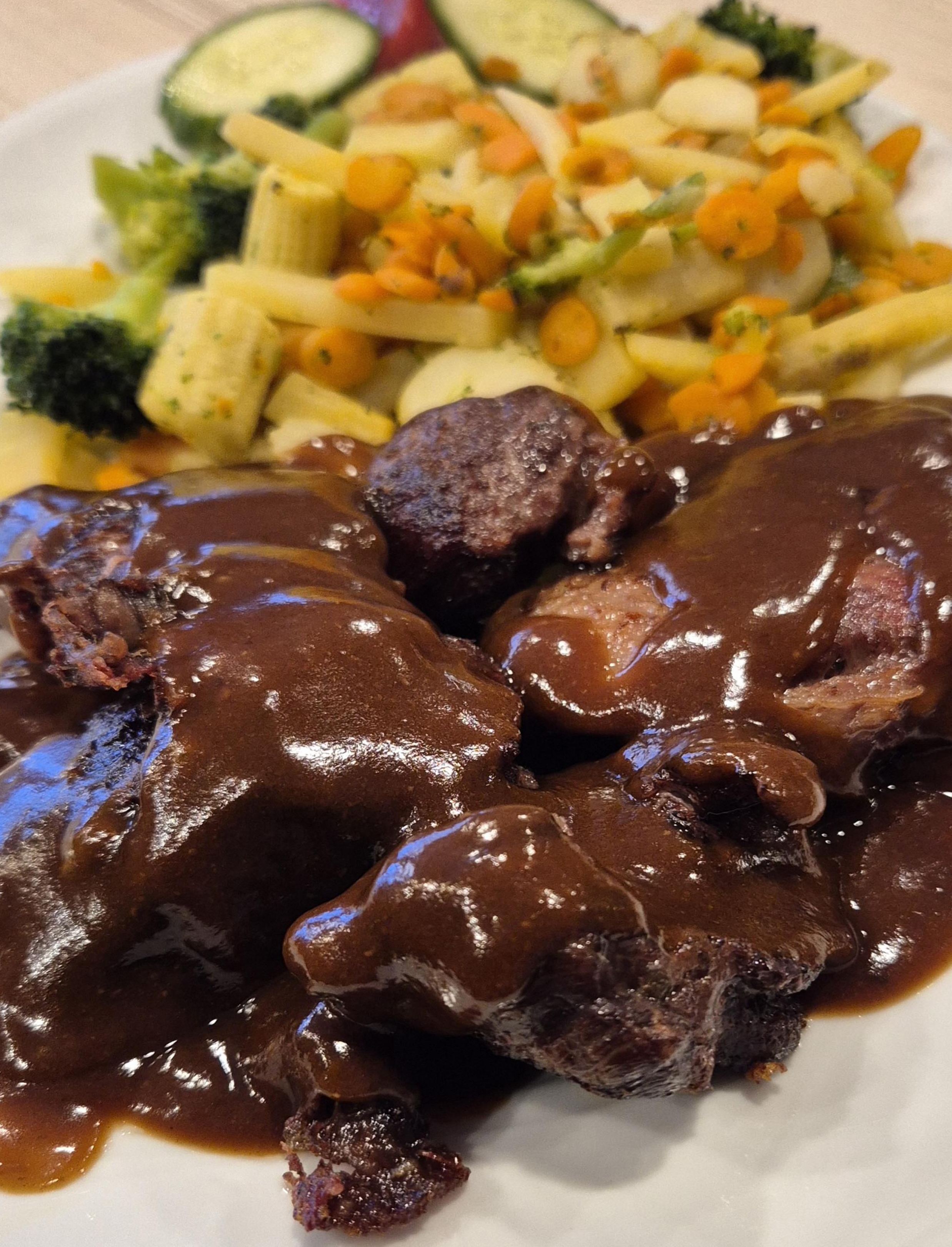Marhapofa szuvidálva, kérgesítve, párolt zöldséggel, barnamártással (A,C,G,I) - Rinderbacke, sous-vide gegart, angebraten, mit gedünstetem Gemüse und brauner Soße.(A,C,G,I) - Beef cheek, sous-vided, seared, with steamed vegetables and brown sauce.(A,C,G,I)